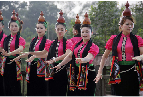 Chiếc khăn piêu thêu chỉ hồng 
